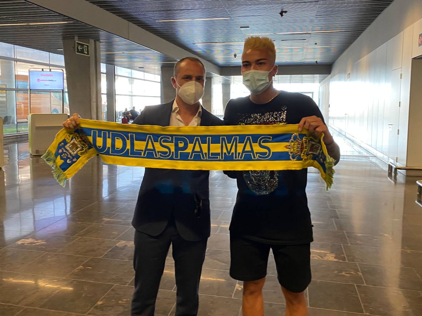 Peñaranda junto a Helguera en el aeropuerto de Gran Canaria. 