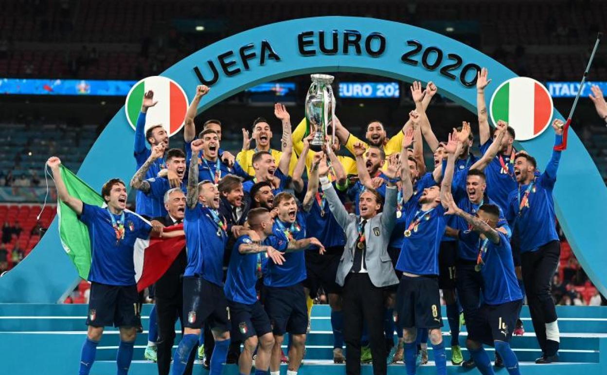 La selección italiana celebra la Eurocopa. 