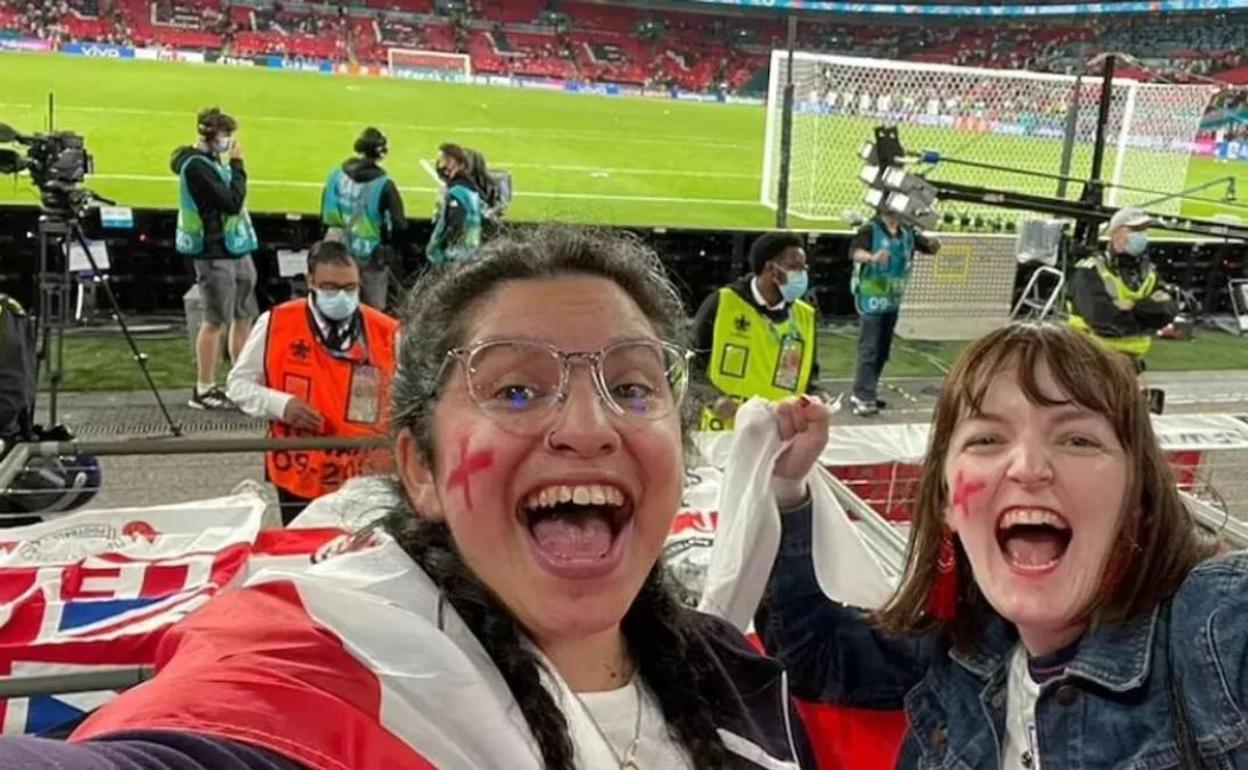 El jefe la pilla en la tele celebrando un gol y termina despedida