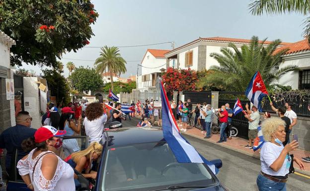 Numerosos cubanos en la sede del Consulado de Cuba. 