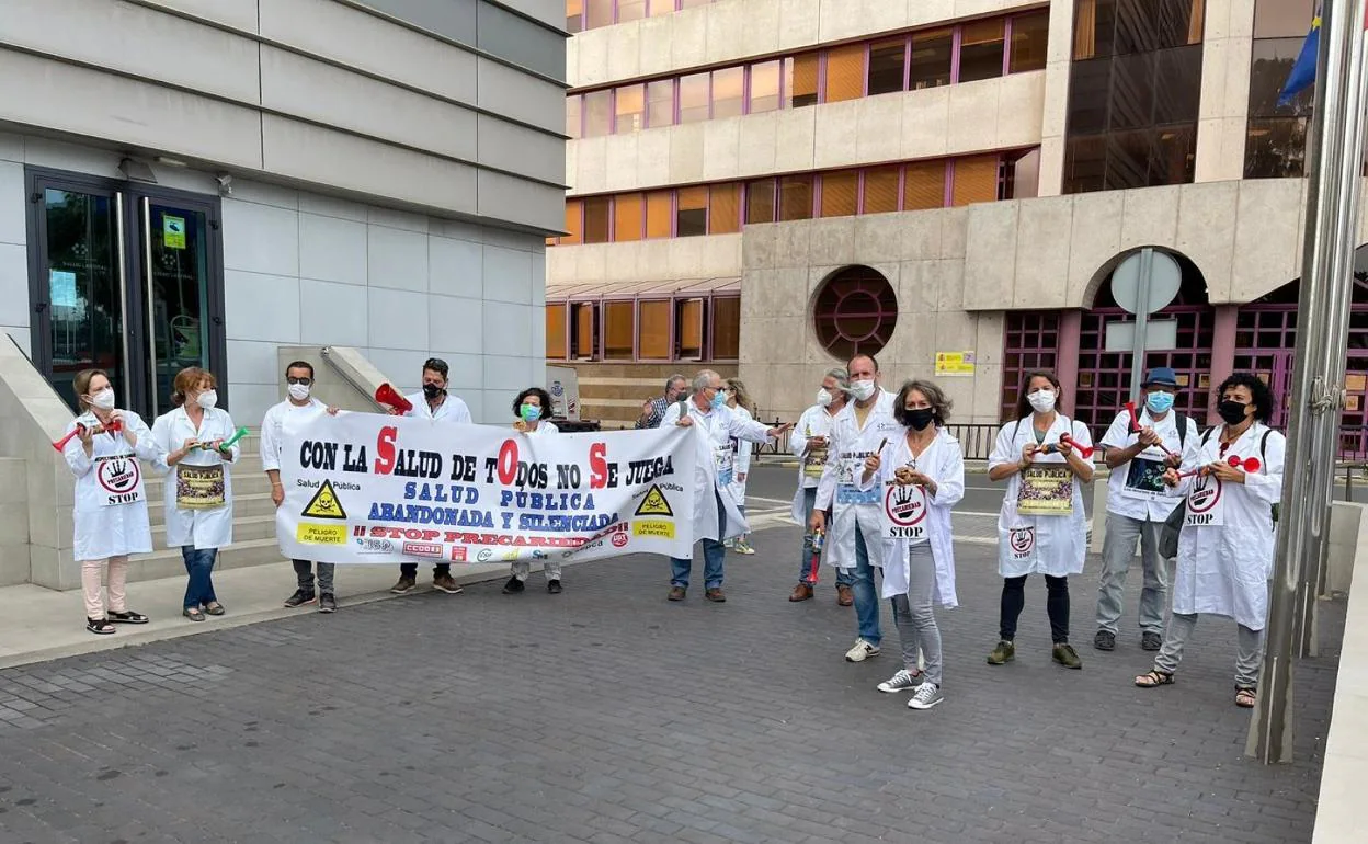 Inspectores de Salud Pública llevan sus protestas al Parlamento de Canarias