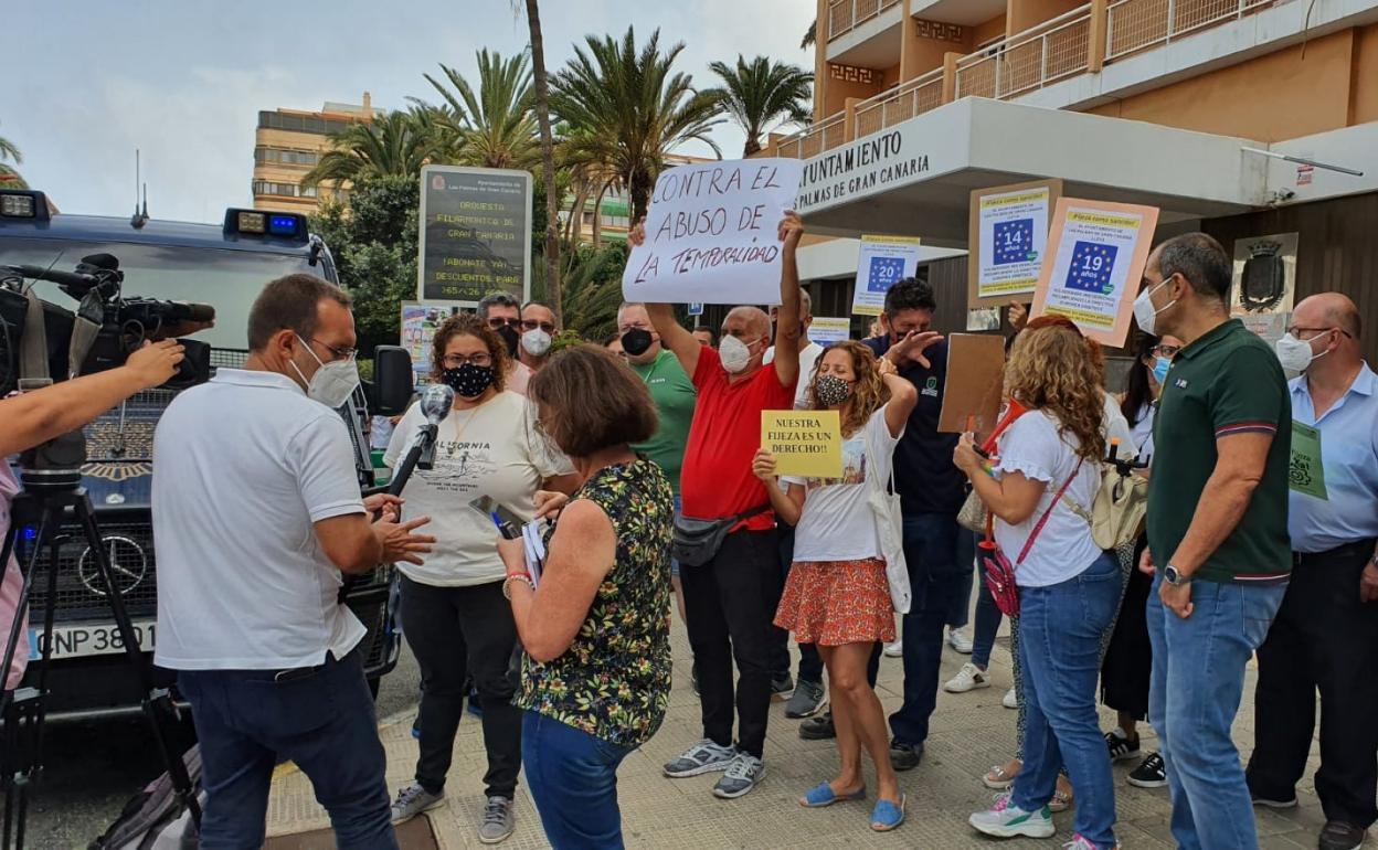Imagen de la protesta que se celebró ayer a las puertas de las oficinas municipales. 