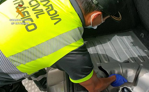 Escondía un kilo de coca en el doble fondo de su coche