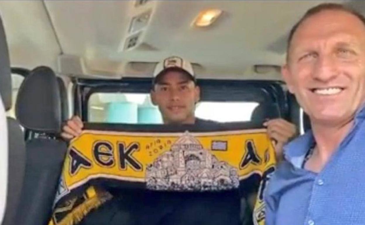 Araujo ya posa con los colores del AEK