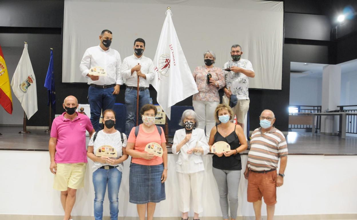 Cargos públicos y representantes vecinales tras la presentación de las fiestas. 