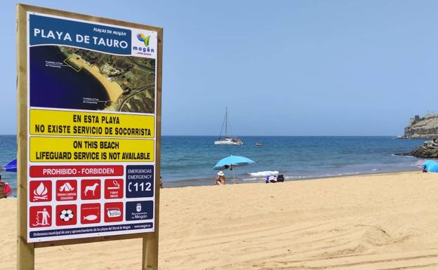 Cartelería que el Ayuntamiento colocó este jueves en la playa de Tauro. 