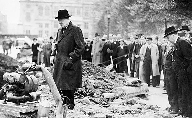 Churchill inspecciona los efectos de una bomba caída en Londres durante la Segunda Guerra Mundial. 