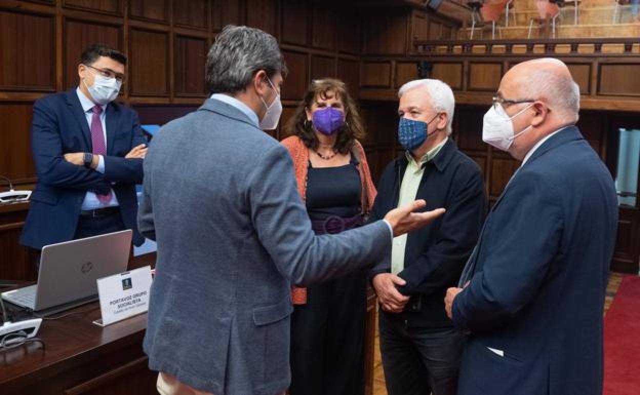 El portavoz de Cs (de espaldas) y los del Gobiero insular, junto al prsidente (derecha), antes de la sesión. 