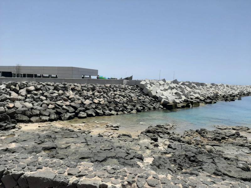 Imagen del dique de refugio a base de bloques de hormigón y la nueva terminal de pasajeros y oficinas, cuya actuación, para algunos es un despropósito medioambiental.