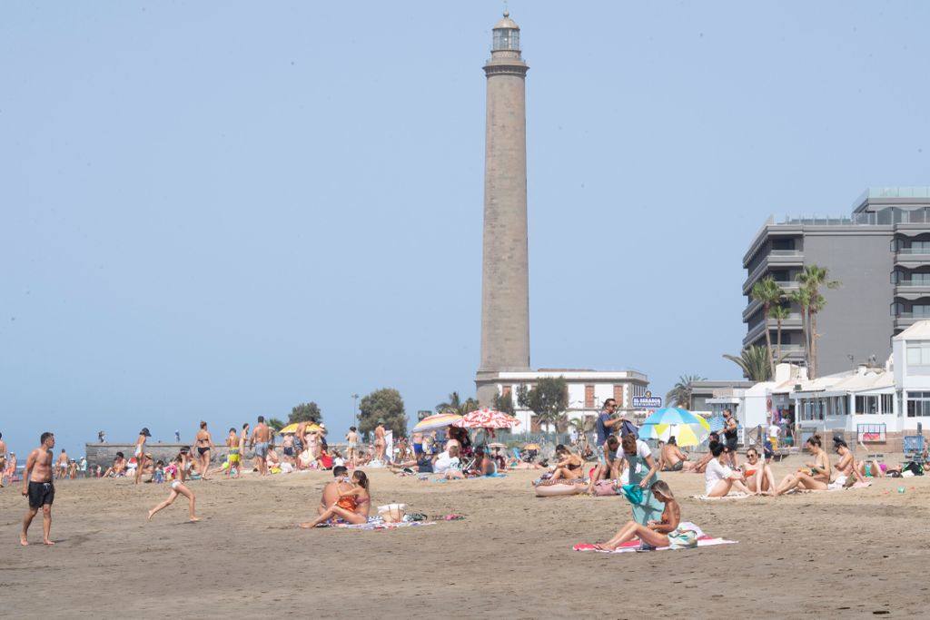 Fotos: Las playas del sur se llenan con los termómetros subiendo