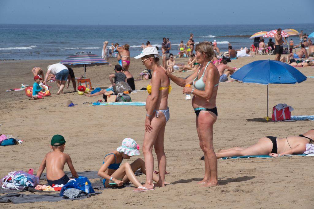Fotos: Las playas del sur se llenan con los termómetros subiendo