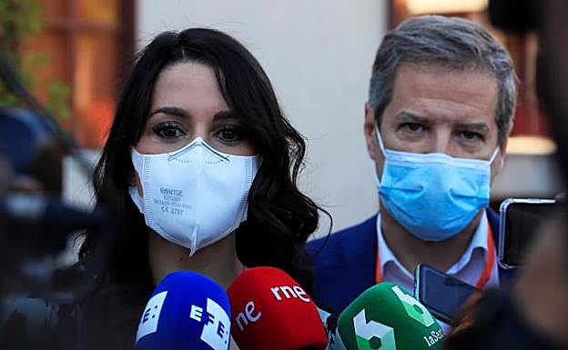 La líder de Ciudadanos, Inés Arrimada, atiende a los medios de comunicación 