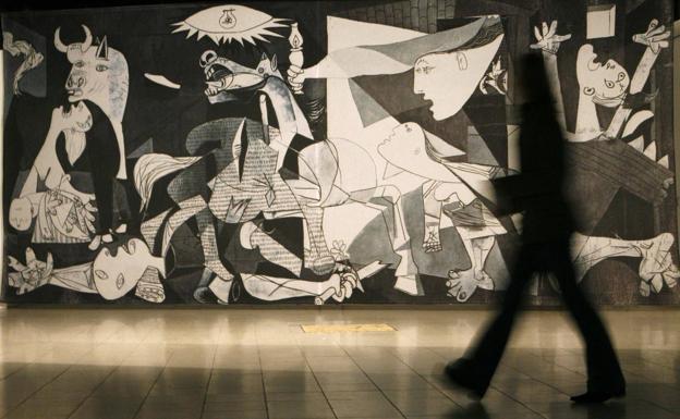 Imagen principal - Arriba: Una mujer camina frente al Guernica de Picasso, en el museo Reina Sofía, en Madrid.. Abajo-izquierda: 'Las Meninas', de Velázquez. Abajo-derecha: 'La maja desnuda', de Francisco de Goya