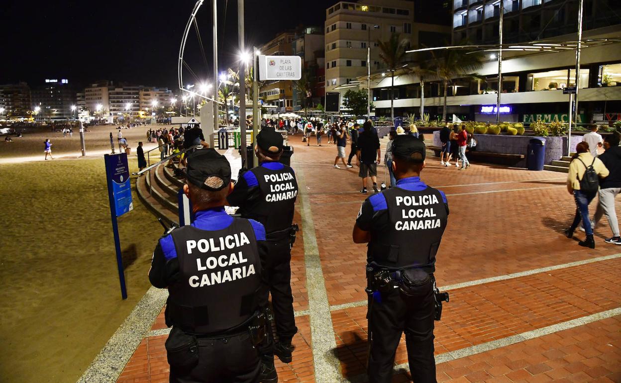 Imagen de archivo de la Policía Local vigilando de noche en Las Canteras. 