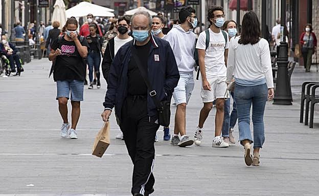 Imagen de archivo de gente paseando por Triana con sus mascarillas. 