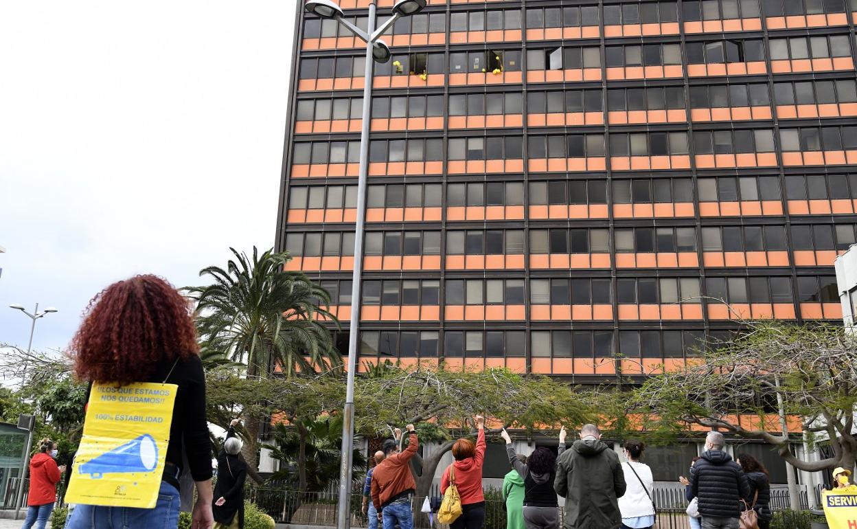 Un grupo de interinos encerrados en el edificio de usos multiples del gobierno en protesta. 
