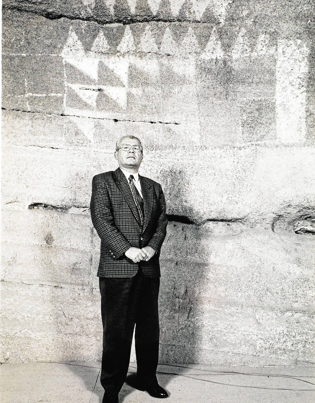 Celso Martín de Guzmán posando en la Cueva Pintada. 