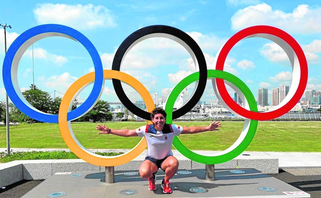 Carla Suárez posando en Tokio con los aros olímpicos. 