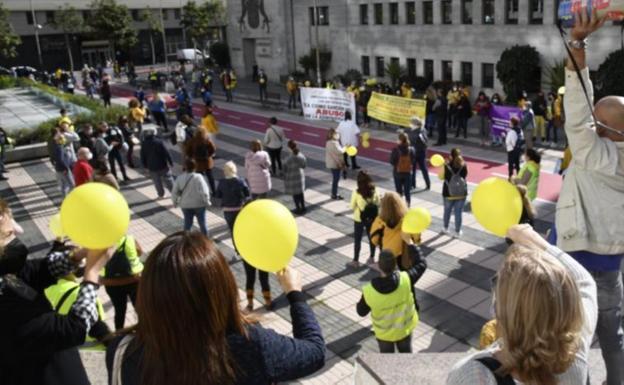 Imagen de una de las protestas de los temporales e interinos frente a Presidencia. 