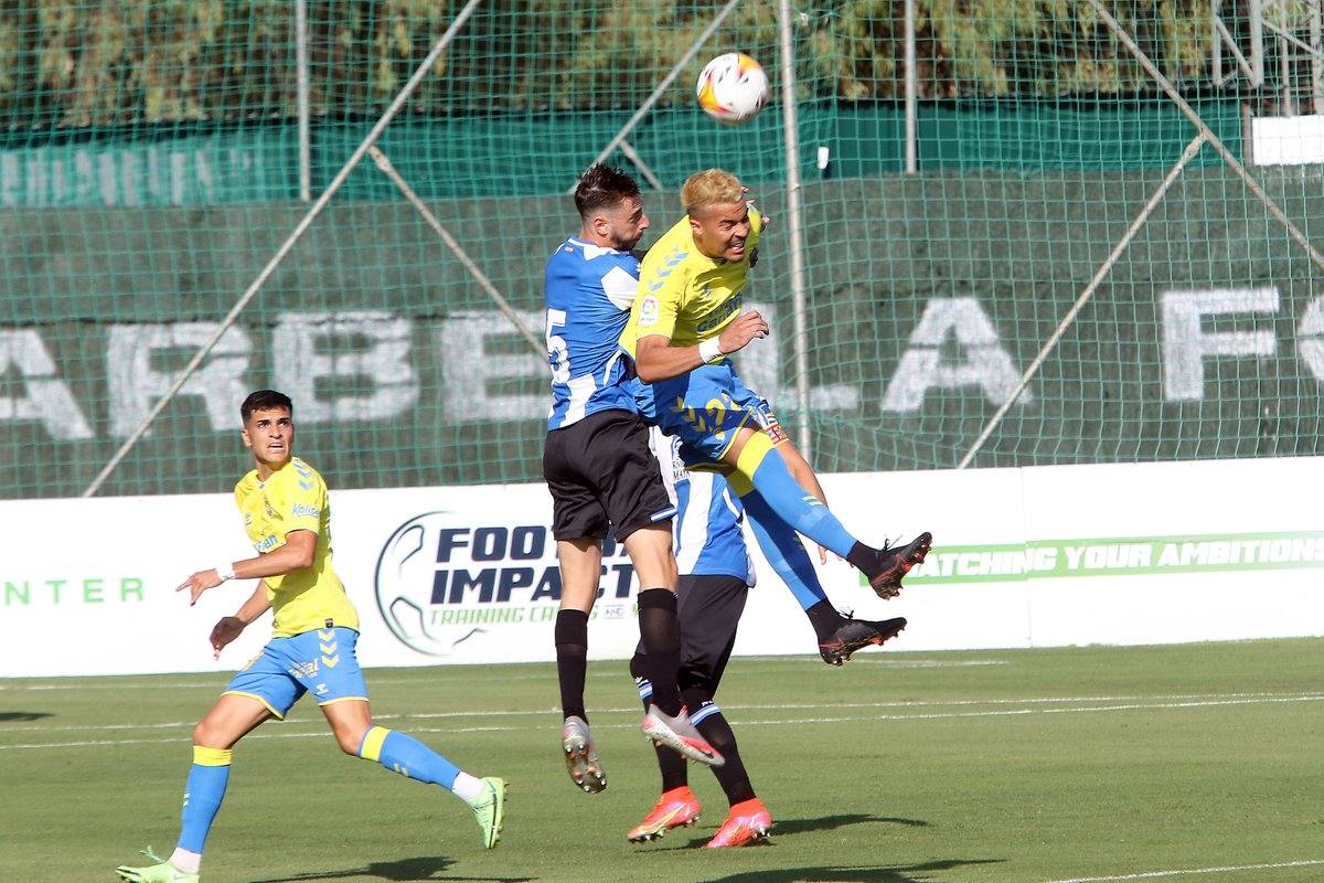 Peñaranda salta con Calero por el balón. 