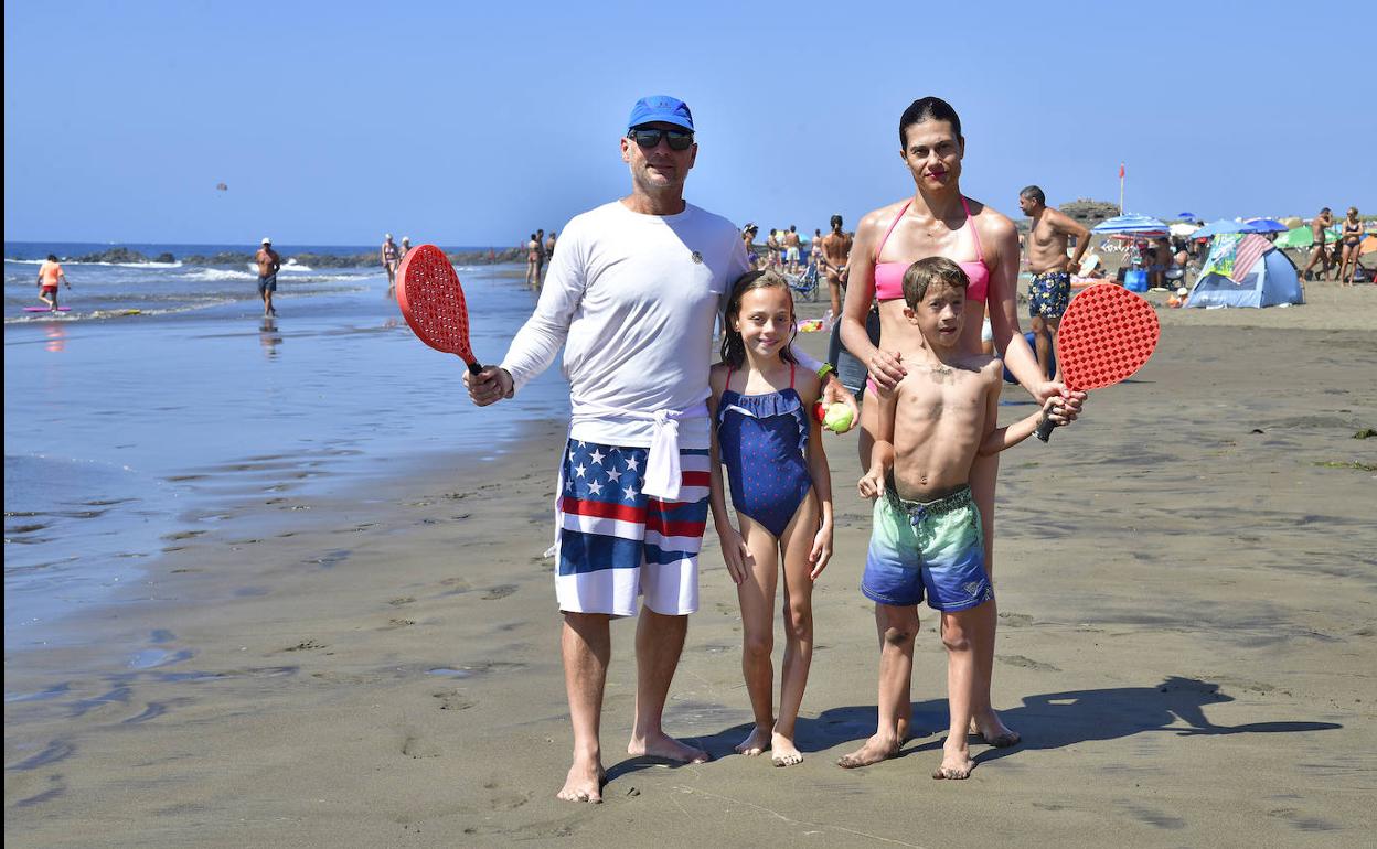 Tradición. Ricardo y su familia disfrutan 30 días del verano en la playa. 