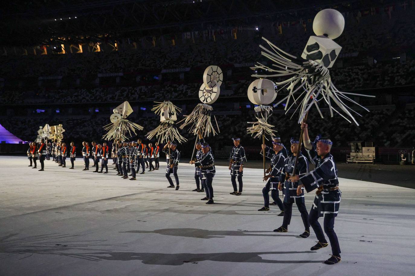 Artistas ensamblan los anillos olímpicos durante la ceremonia de inauguración de los Juegos Olímpicos de Tokio 2020.