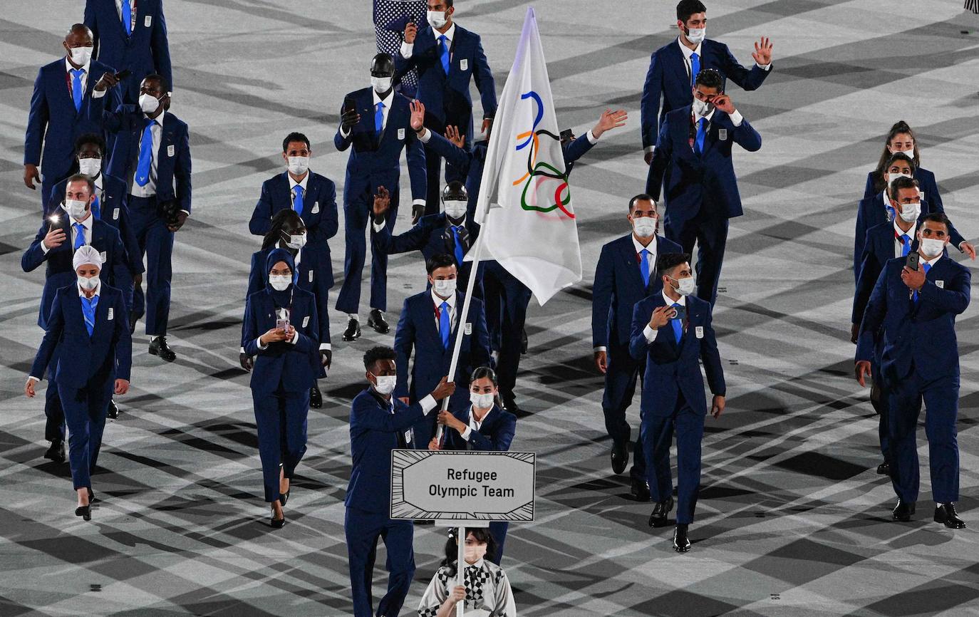 Yusra Mardini Jorunnardottir y Tachlowini Gabriyesos, abanderados del Equipo Olímpico de Refugiados, encabezando su delegación en el Estadio Olímpico de Tokio.