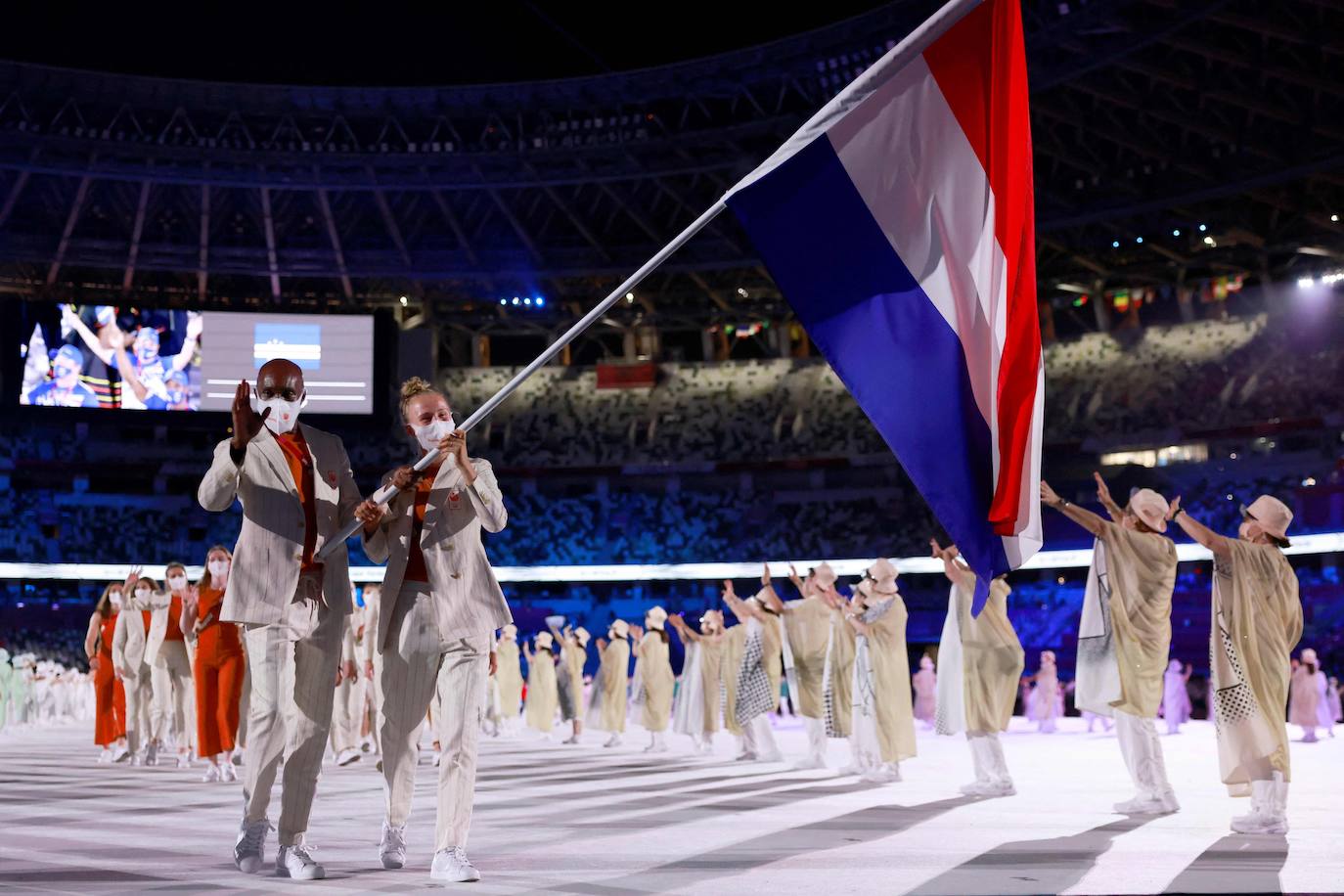 Churandy Martina y Keet Oldenbeuving, abanderados de los Países Bajos, encabezan su delegación mientras desfilan durante la ceremonia de inauguración de los Juegos Olímpicos de Tokio.