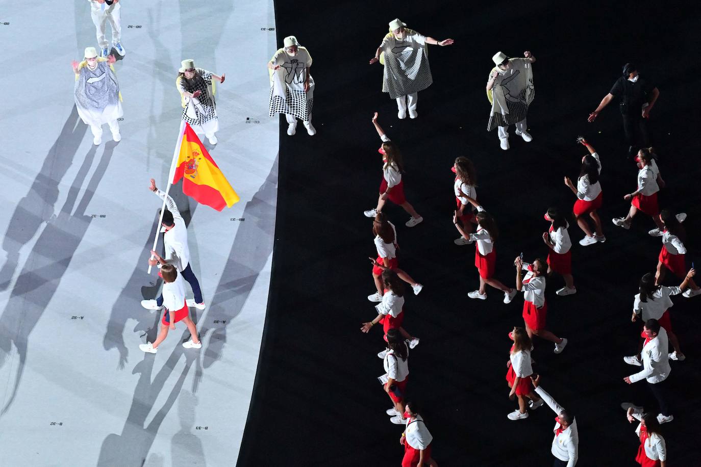 Vista panorámica de la delegación de España desfilando durante la ceremonia inaugural de los Juegos Olímpicos de Tokio 2020. 