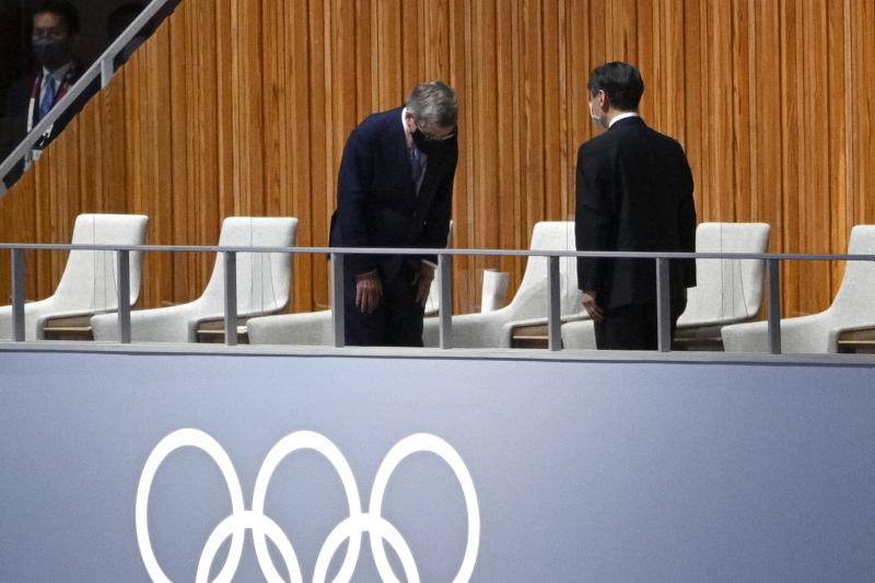 El presidente del Comité Olímpico Internacional (COI), Thomas Bach, saluda al emperador de Japón, Naruhito, mientras asisten a la ceremonia de inauguración de los Juegos Olímpicos de Tokio 2020.
