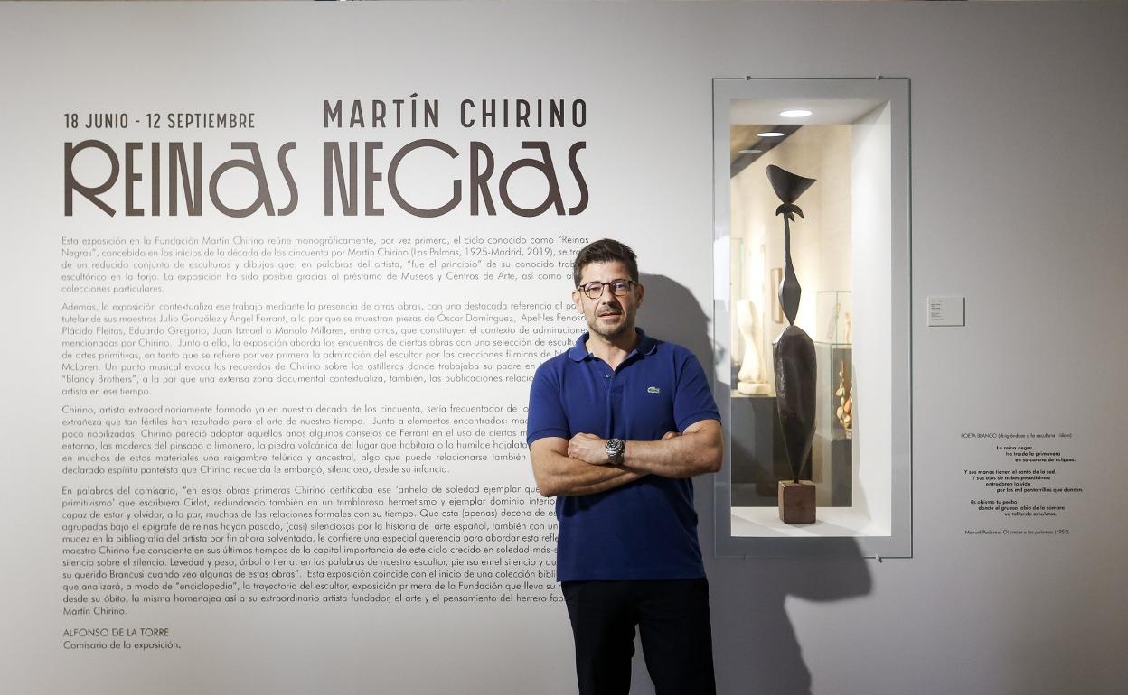 Jesús María Castaño posa junto a una 'Reina Negra' que se exhibe en la muestra de la Fundación Martín Chirino. 
