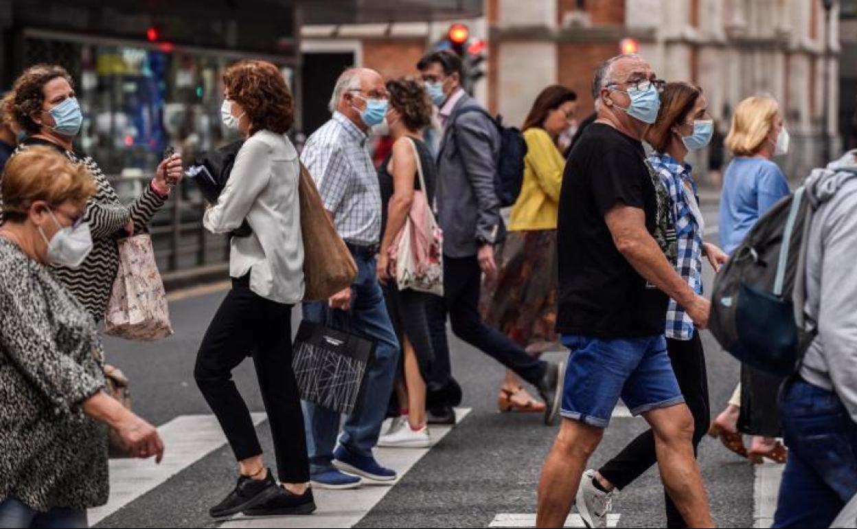 Un grupo de ciudadanos camina por las calles de Bilbao.