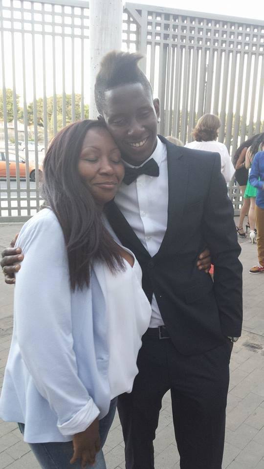 El joven jugador junto a su madre. 