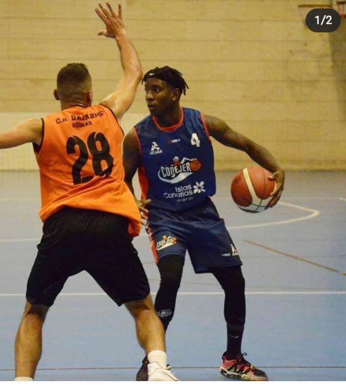 Howie Roka en un partido con la camiseta de su equipo. 