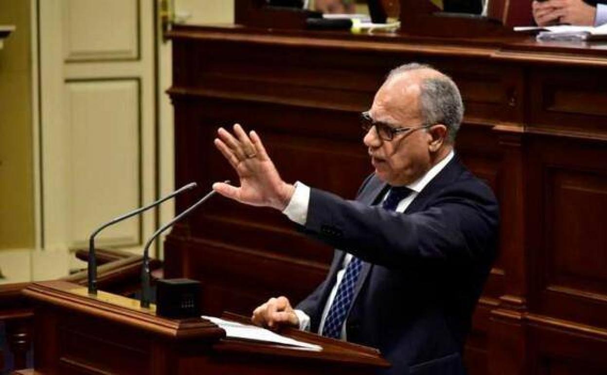 Casimiro Curbelo acaba con las especulaciones: «No es el tiempo de maniobras políticas»