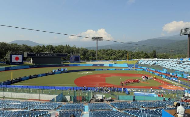 El béisbol y el sóftbol se juegan en Fukushima. 