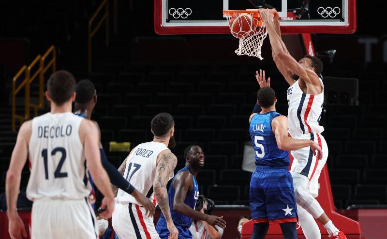 Rudy Gobert machaca el aro. 