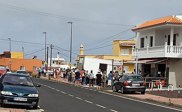 Colas este fin de semana para comprar en la frutería de Sergio. 