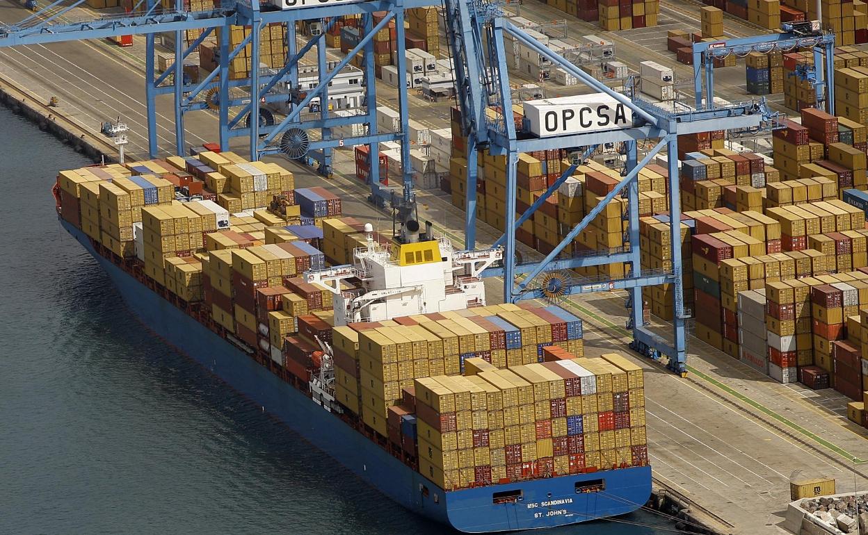 Barco en la terminal de contenedores de OPCSA, en la capital grancanaria. 