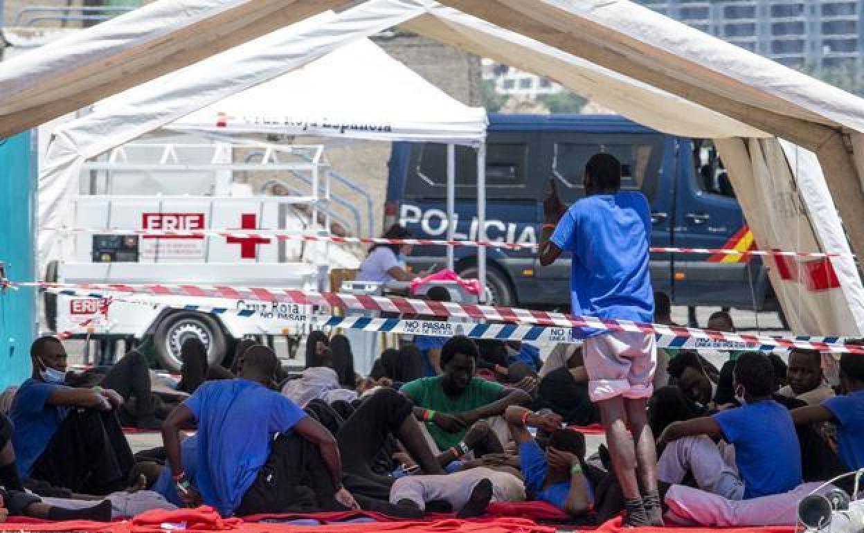 Canarias reclama a Escrivá dinero del fondo europeo para menores migrantes