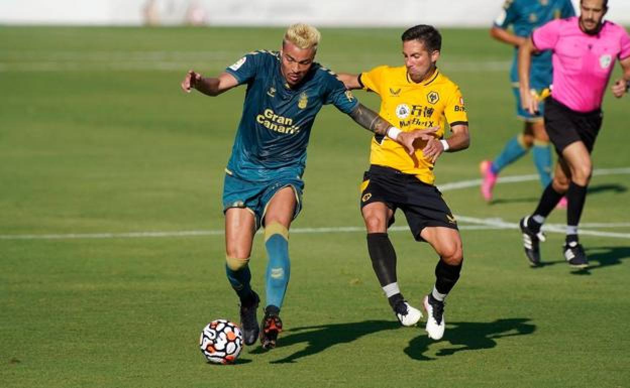 Peñaranda esconde el balón ante Moutinho. 