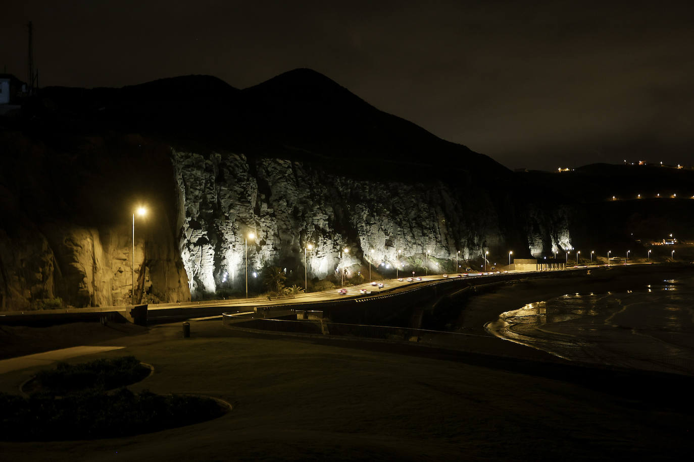 Fotos: El Cabildo ilumina el acceso a la capital grancanaria con la mejora paisajística de La Laja