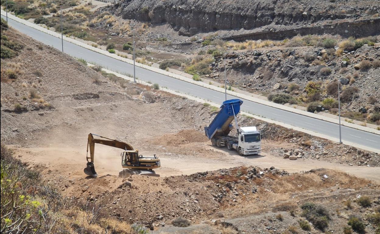 Últimos trabajos de limpieza de la escombrera provisional que fue habilitada por el Ayuntamiento.