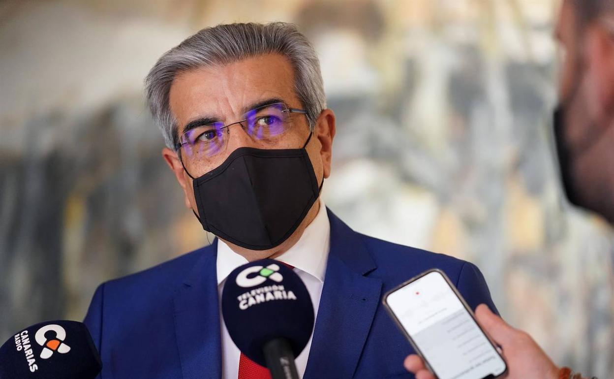 El consejero de Hacienda, Presupuestos y Asuntos Europeos del Gobierno de Canarias, Román Rodríguez, atiende a los medios de comunicación tras asistir este miércoles a la reunión del Consejo de Política Fiscal y Financiera.