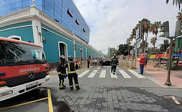 Imagen principal - Incendio de un vehículo en el parking del museo Elder