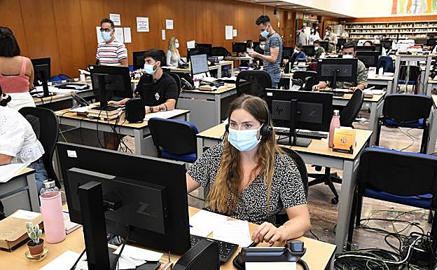Imagen de archivo del equipo que rastrea los contactos de positivos trabajando en la Biblioteca Pública del Estado en Gran Canaria. 