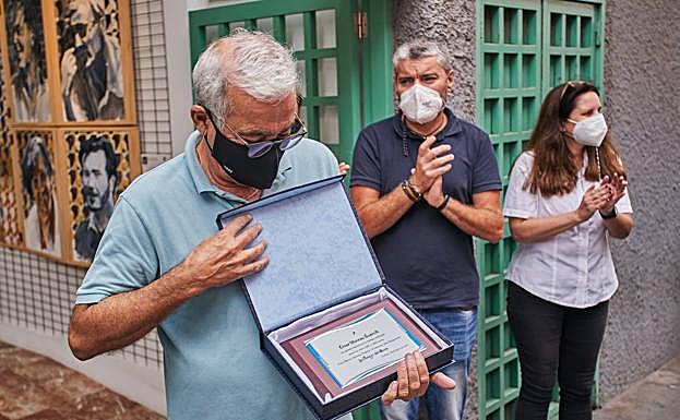 César Ubierna con la placa conmemorativa que se le entregó en el acto. 