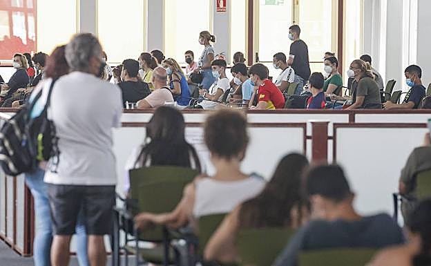 Jóvenes esperando su turno para ser vacunados en Infecar