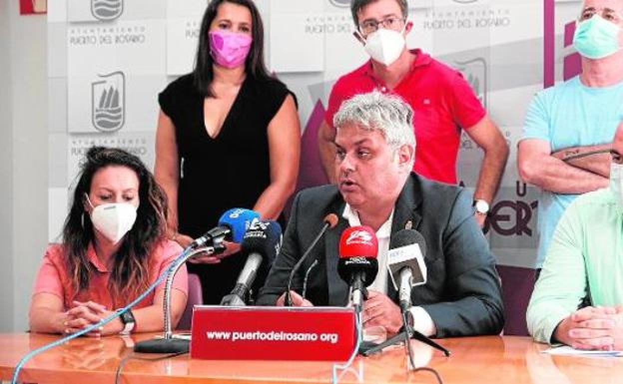 El alcalde Juan Jiménez y, a su derecha, Peña Armas, concejala de Contratación. 