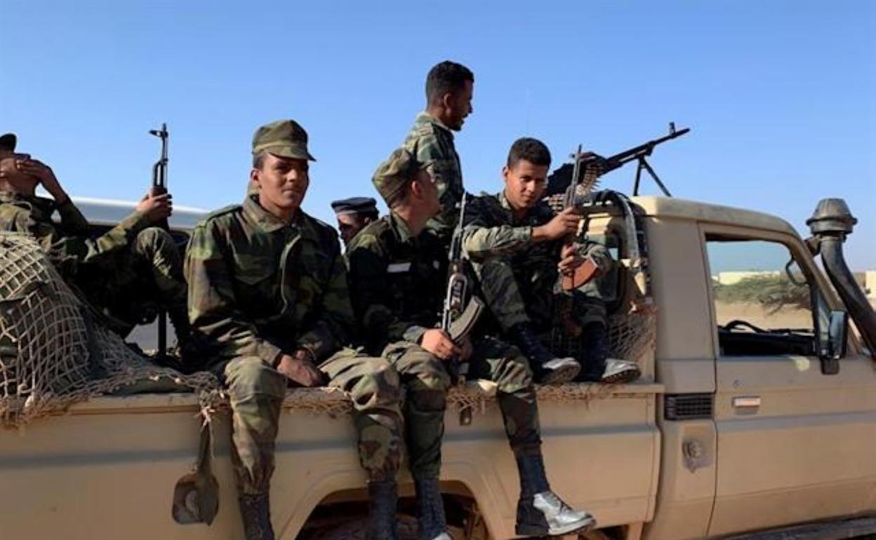 Soldados saharauis patrullan en las «zonas liberadas» próximas al muro de separación con Marruecos. 